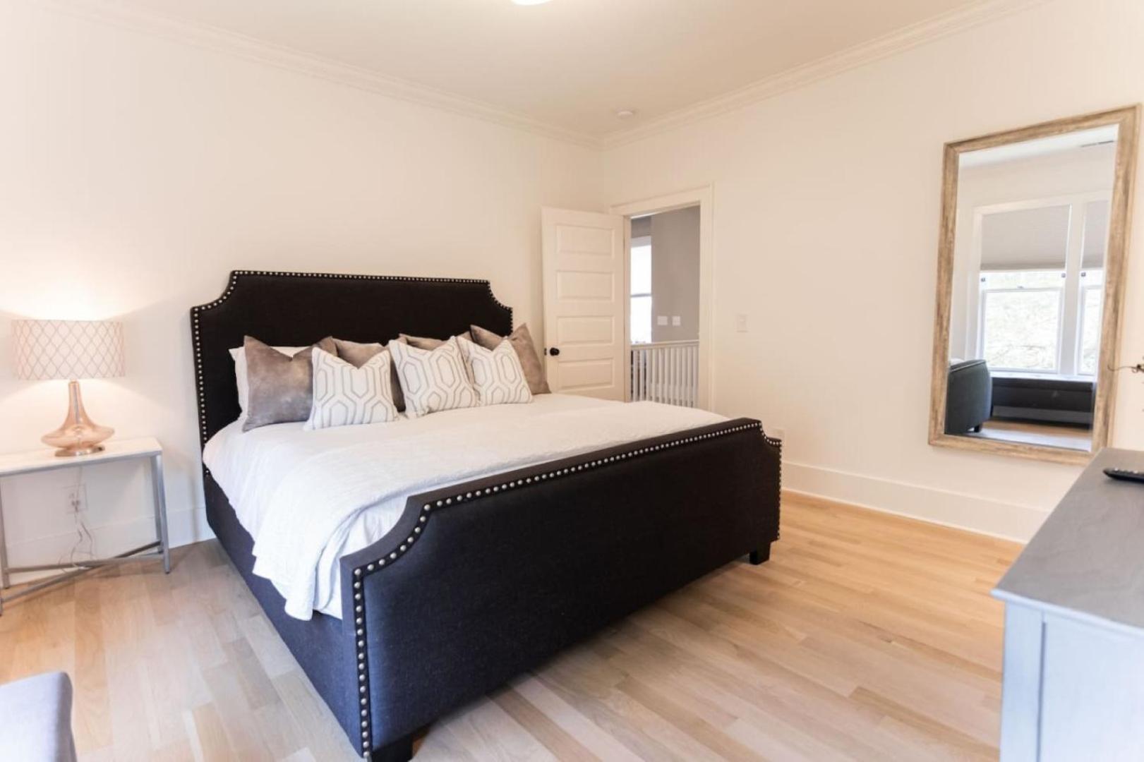 Minutes To Downtown Huge Outdoor Deck Hot Tub *