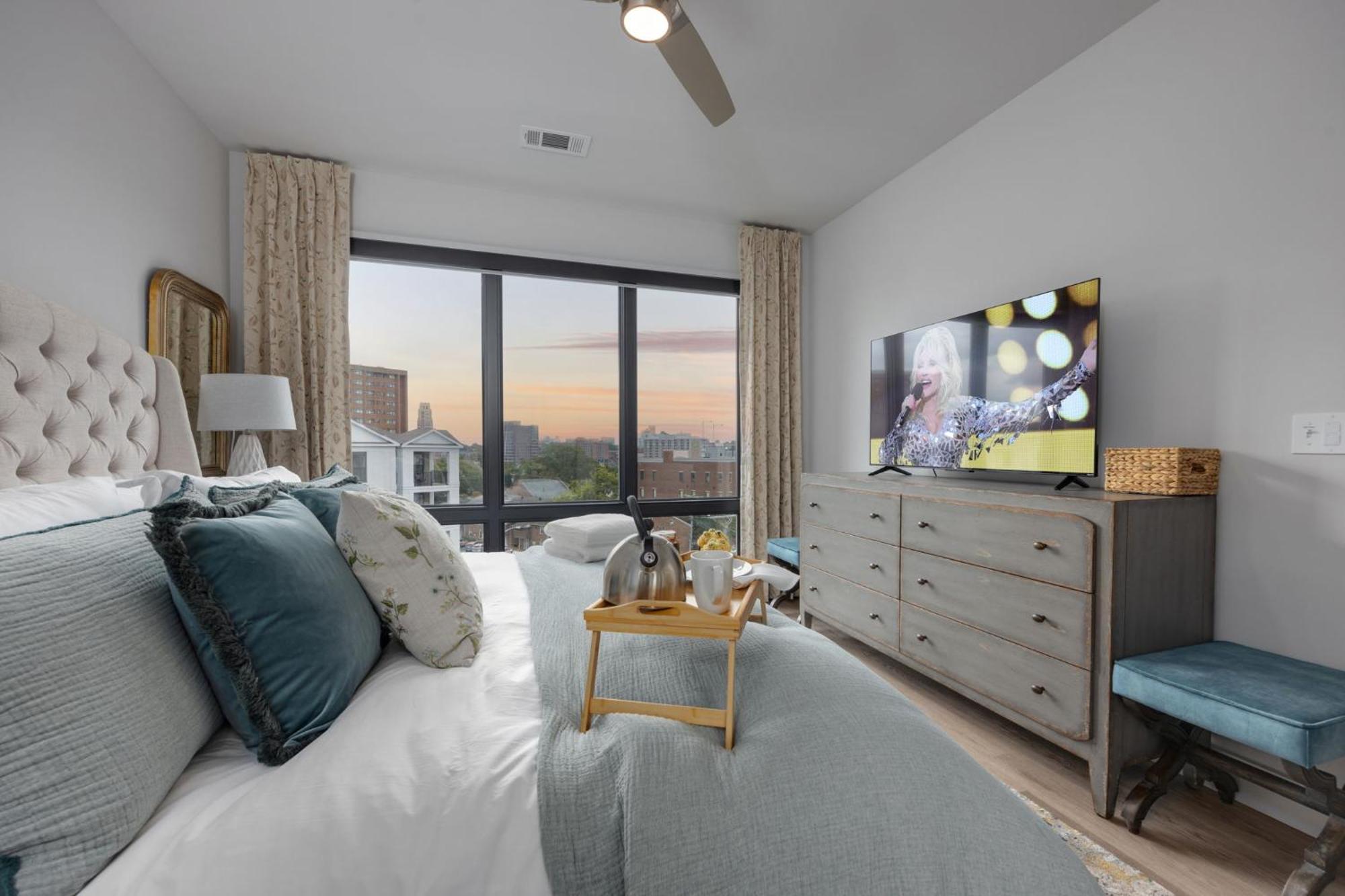 Elegant Corner Penthouse With Private Balcony, Skyline Views, Pool, And Gym Apartment Nashville