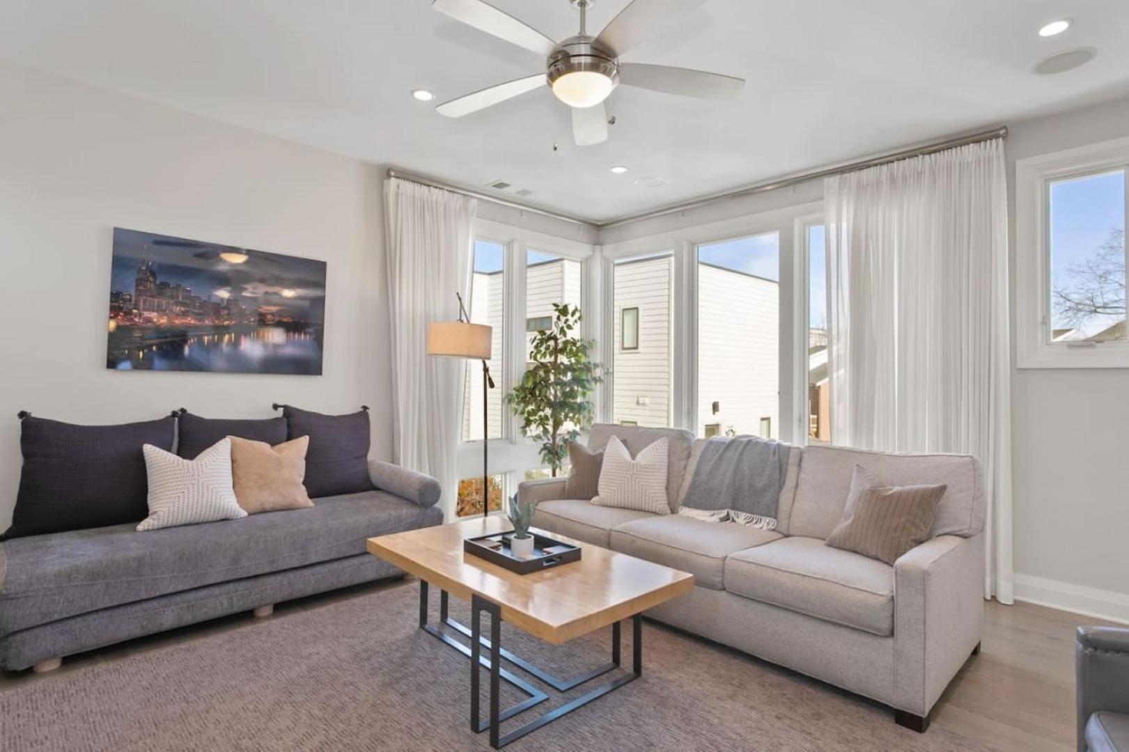 Holiday home Downtown W Rooftop Deck 4 Bedrooms 3 Baths *