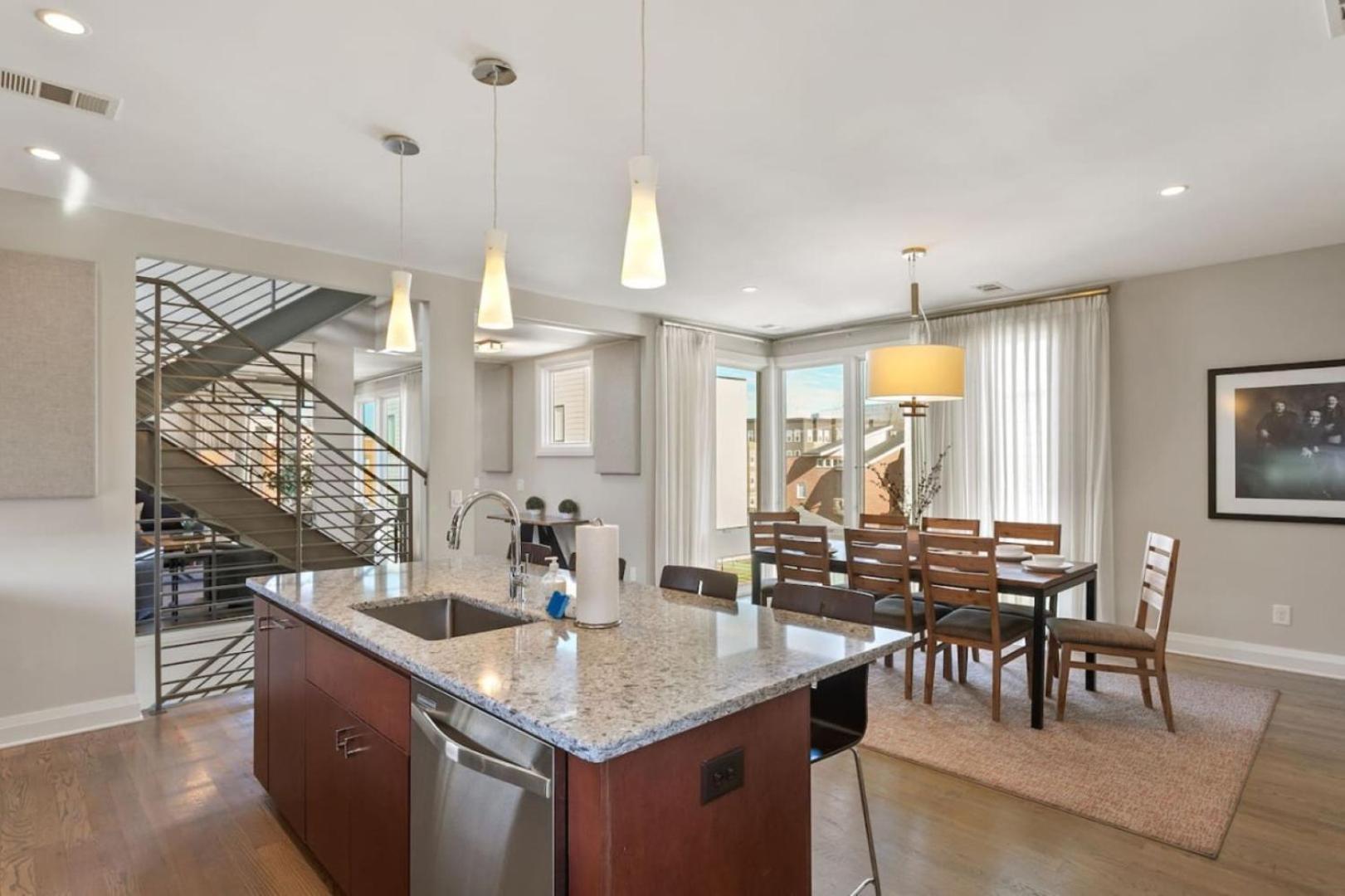 Downtown W Rooftop Deck 4 Bedrooms 3 Baths * Nashville