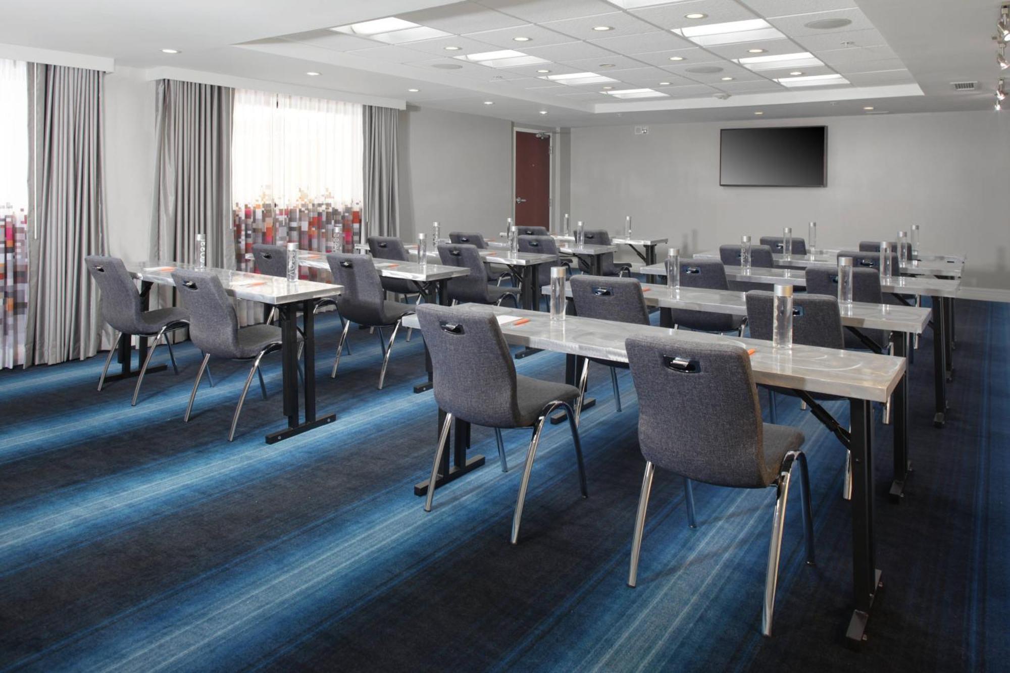 Aloft West End Hotel 3*