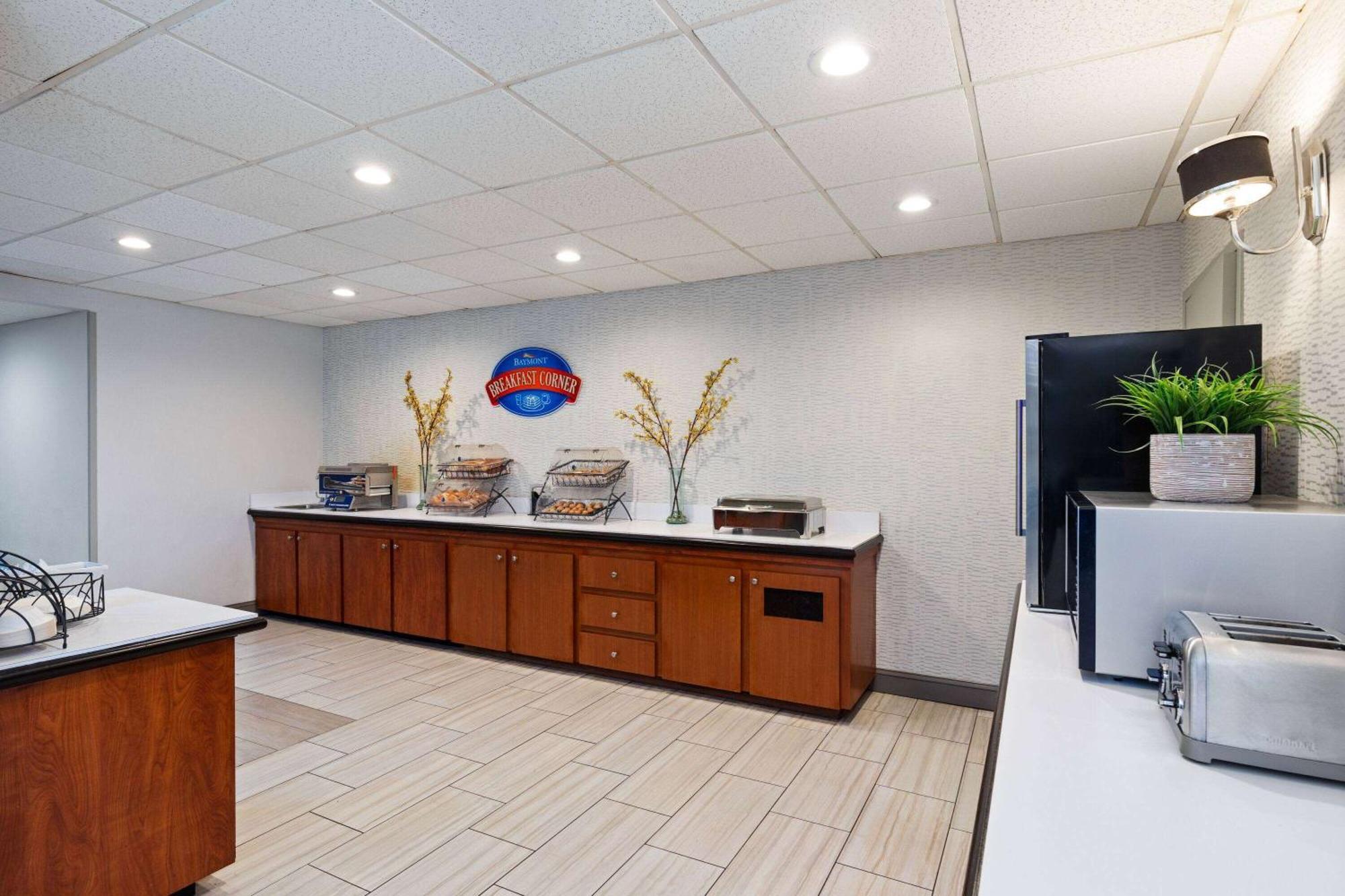 Baymont By Wyndham Airport Hotel 2*