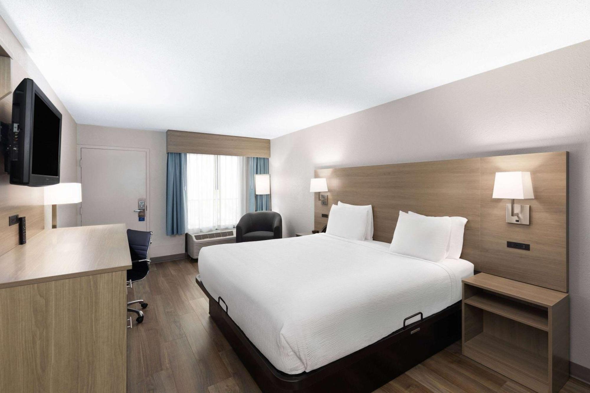 Baymont By Wyndham Airport 2*