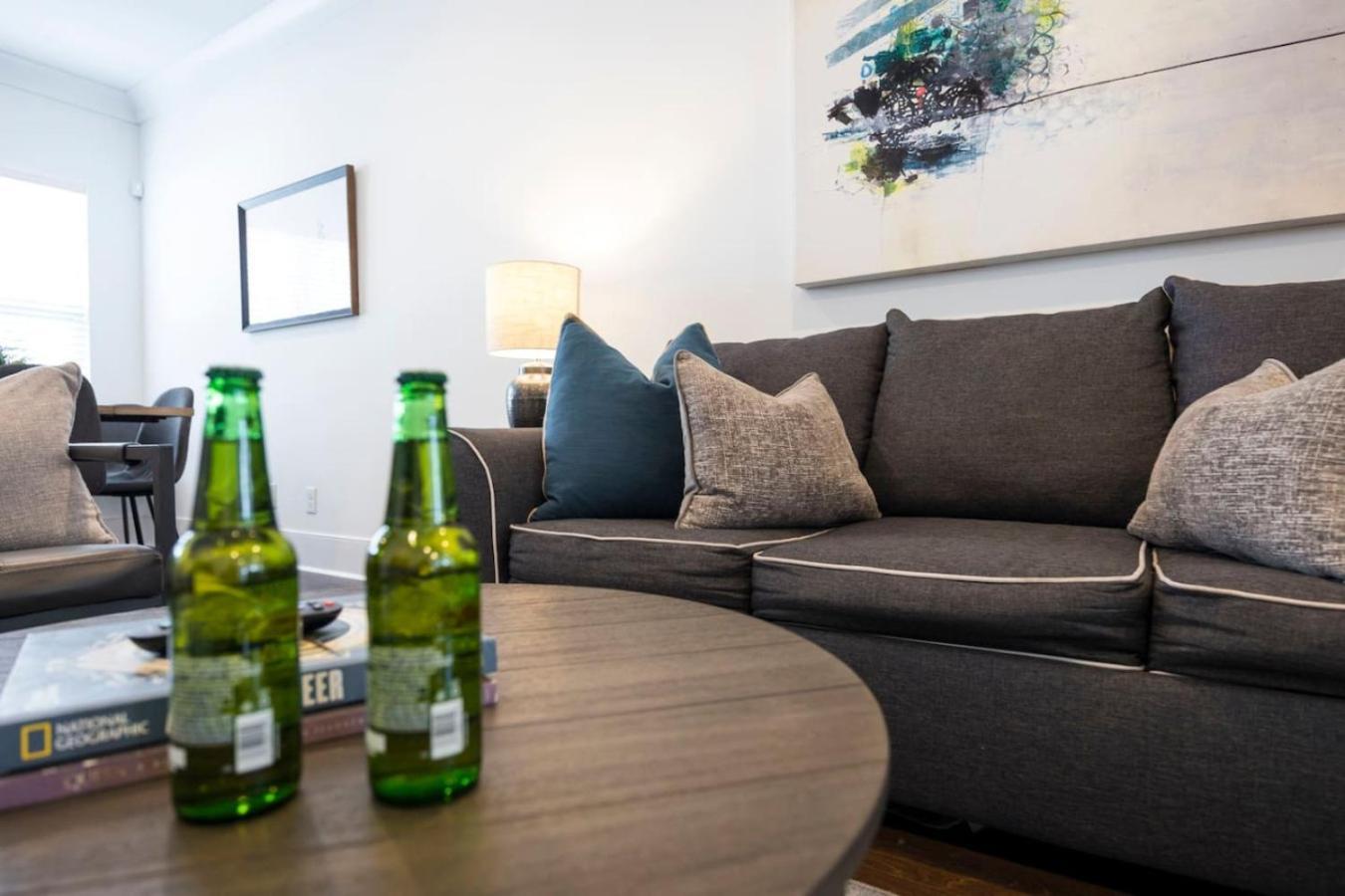 Minutes To Broadway Stylish Gated Townhome *