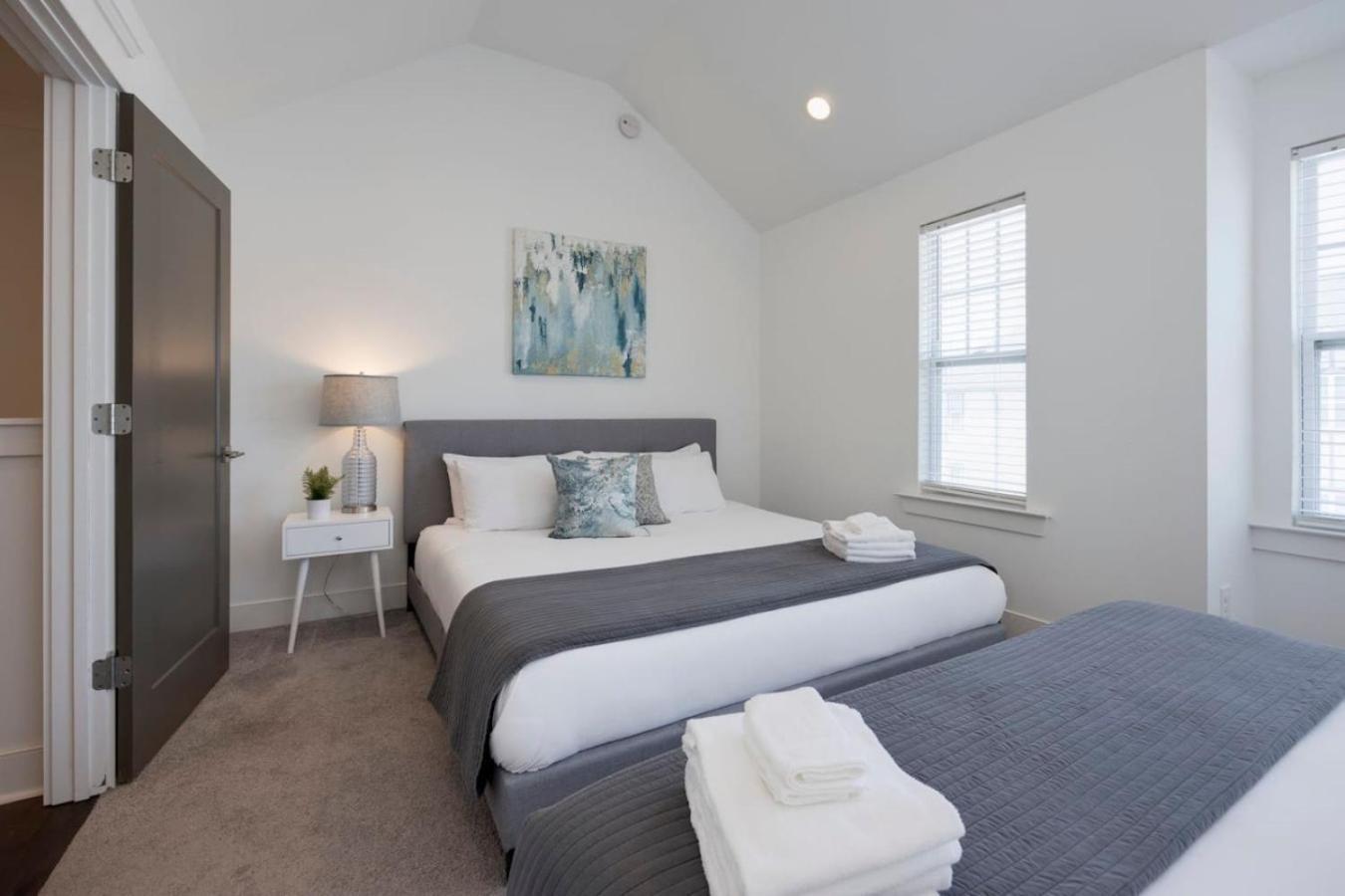 Holiday home Minutes To Broadway Stylish Gated Townhome