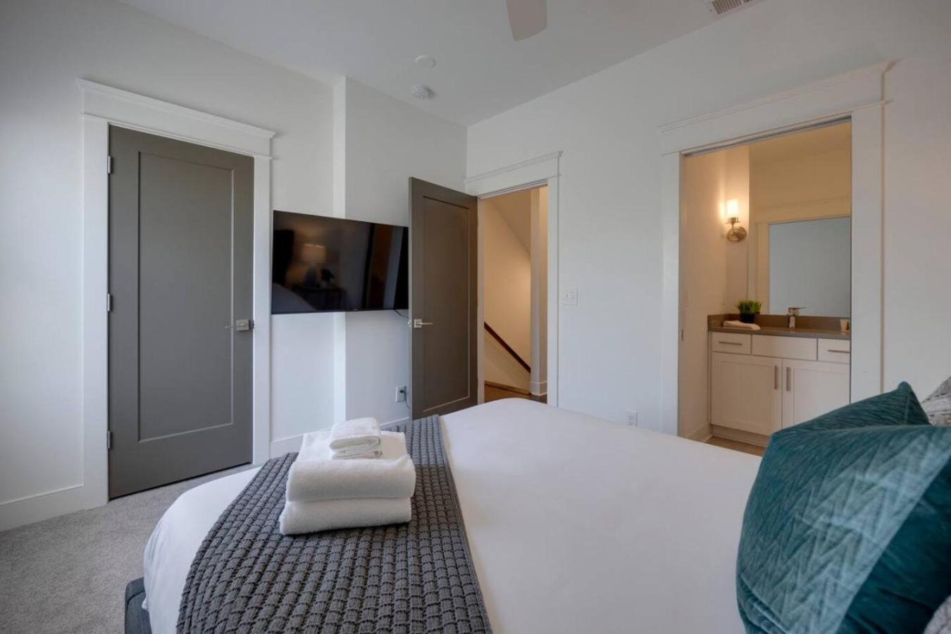 Minutes To Broadway Stylish Gated Townhome Nashville