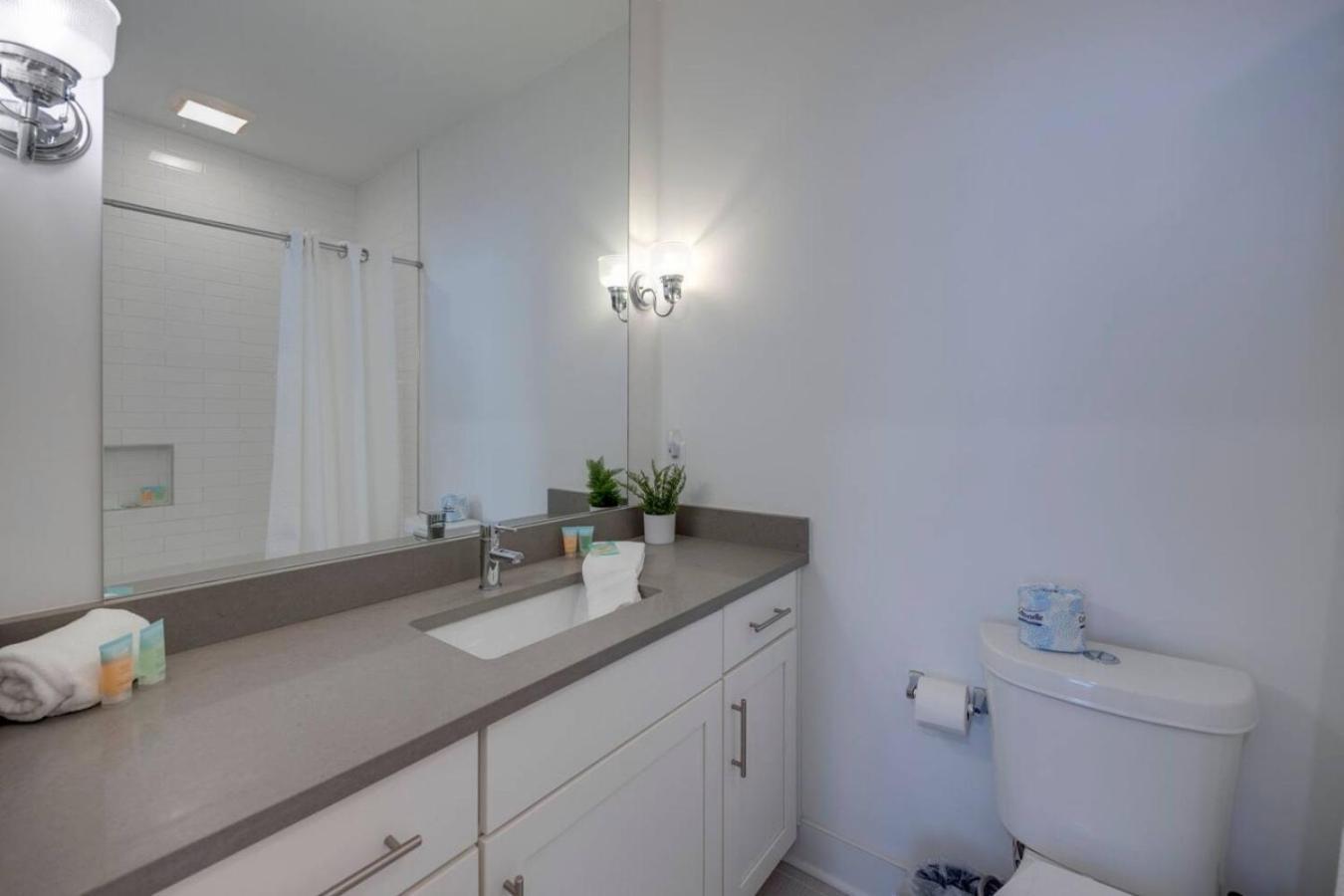 Holiday home Minutes To Broadway Stylish Gated Townhome