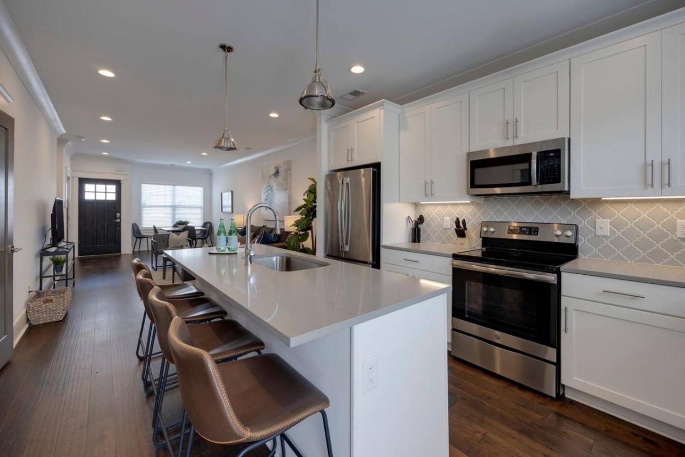 Minutes To Broadway Stylish Gated Townhome *
