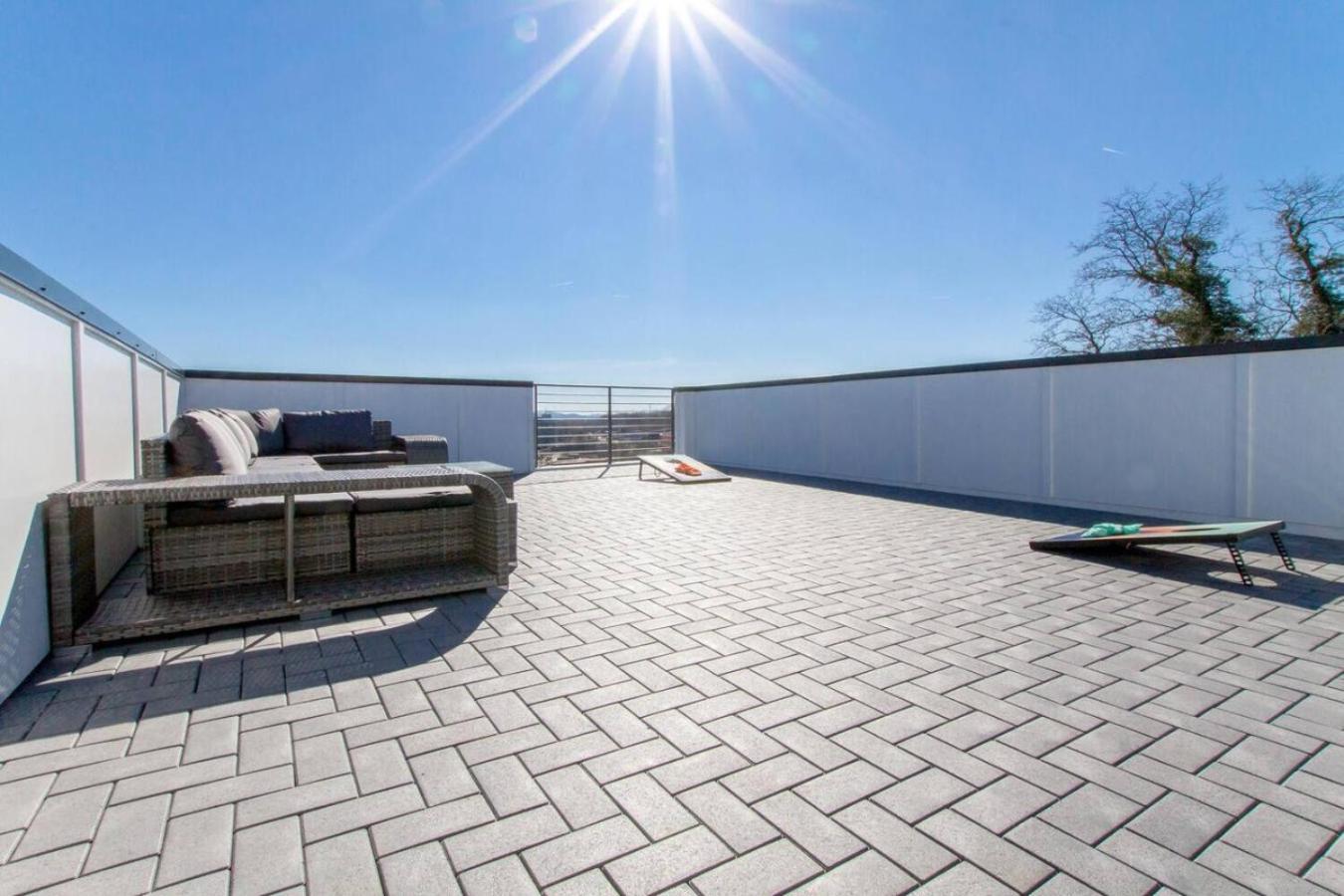 Beautiful West Rooftop Deck *