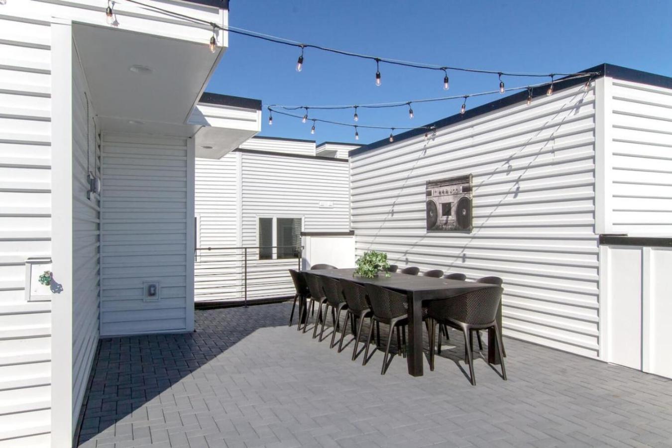 Beautiful West Rooftop Deck *