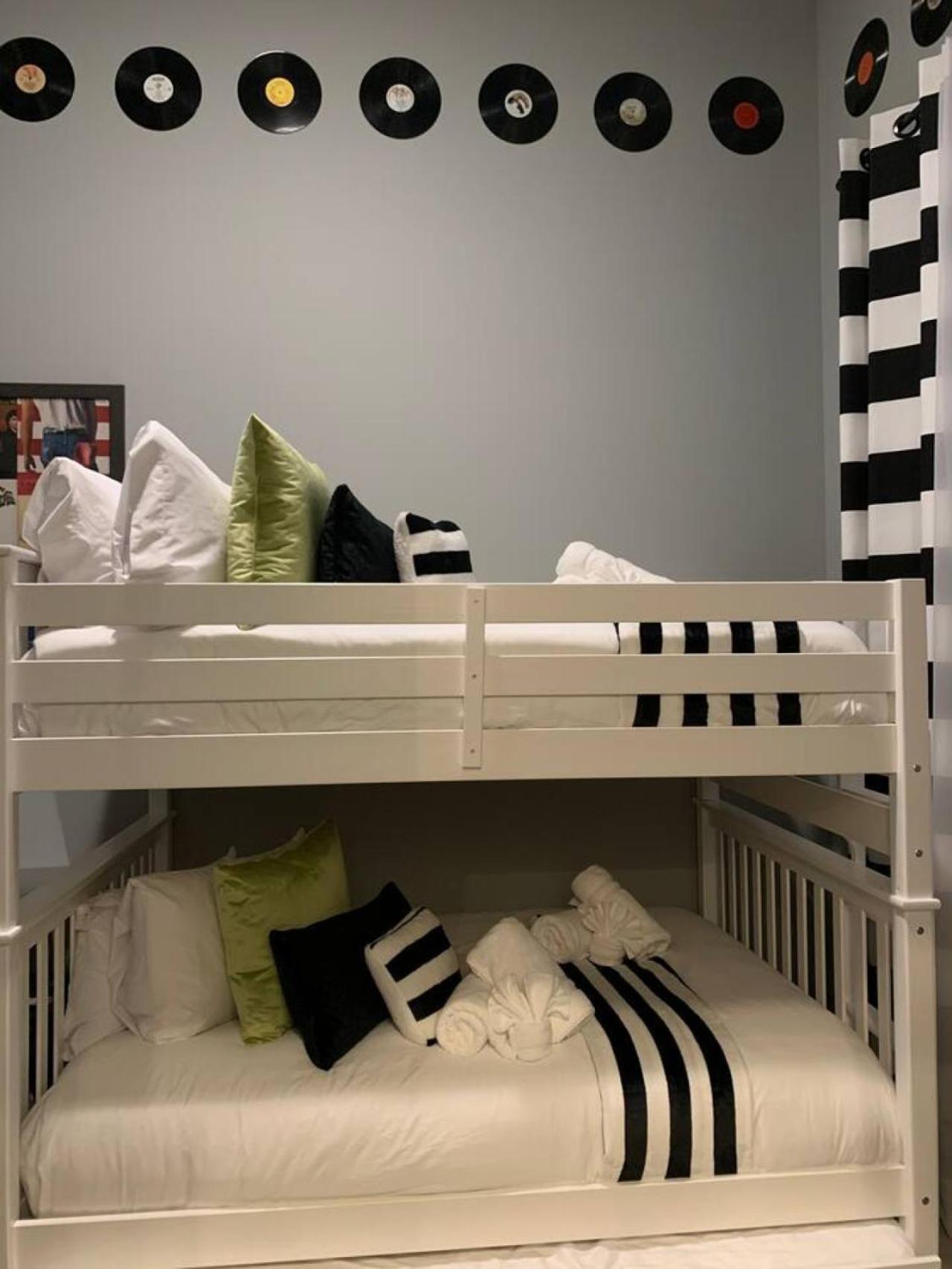 Beautiful West Rooftop Deck Holiday home