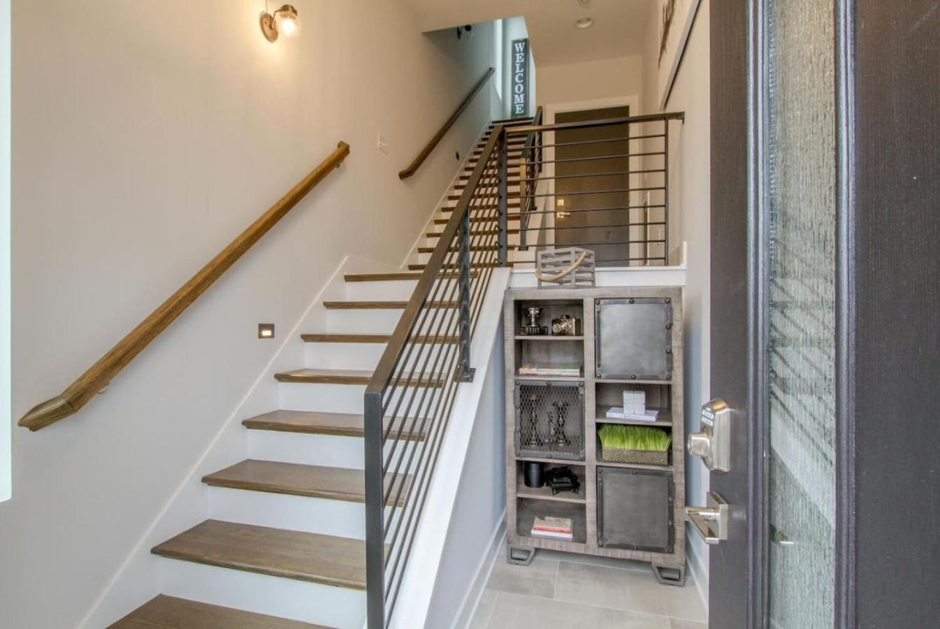 Beautiful West Rooftop Deck Nashville