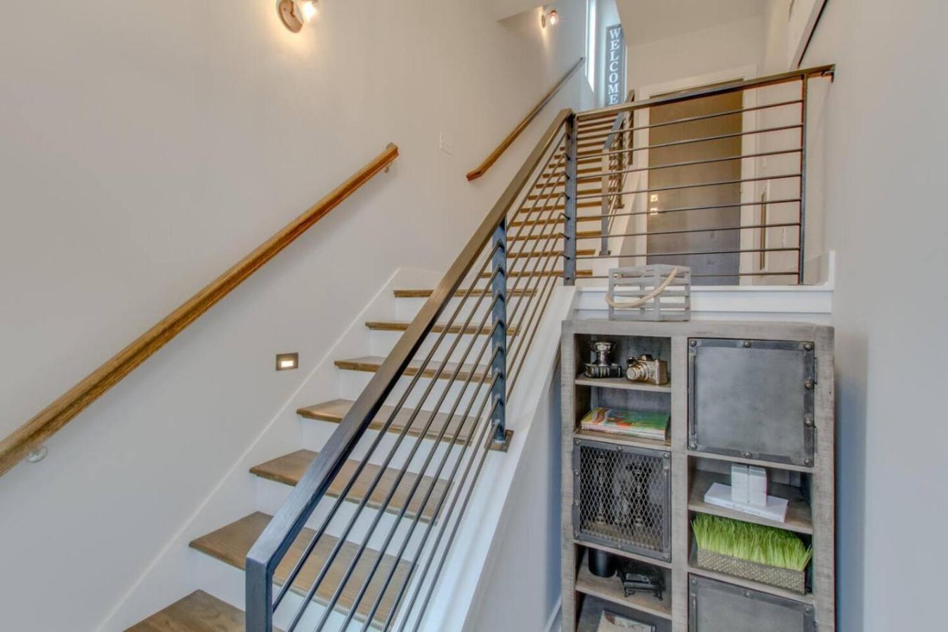 Beautiful West Rooftop Deck Holiday home