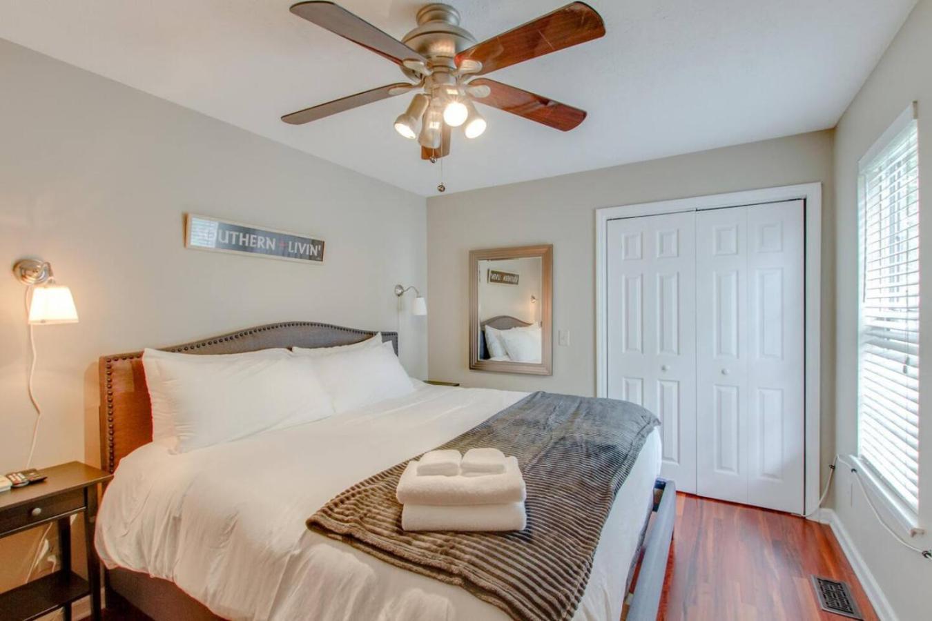 Metropolitan Huge Private Backyard Holiday home