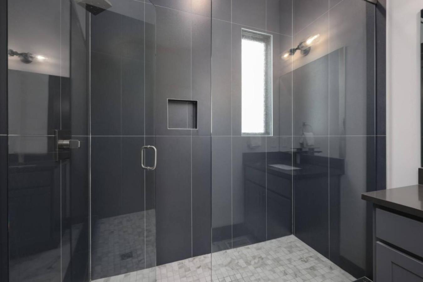 Blue Dreams 4 Bedroom 4.5 Bath With Rooftop Lounge