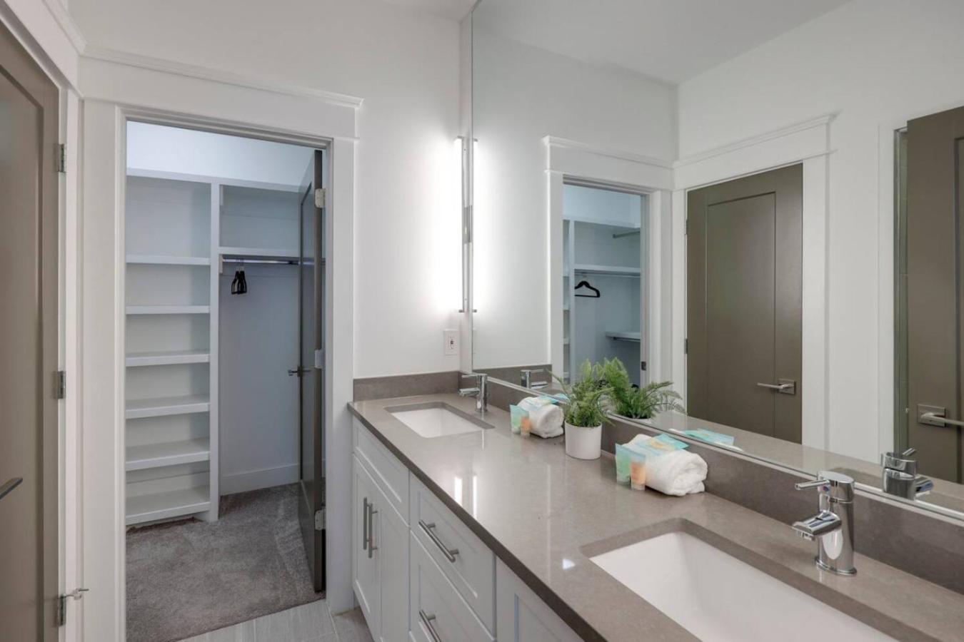 Holiday home Minutes To Broadway Modern Gated Townhome Nashville