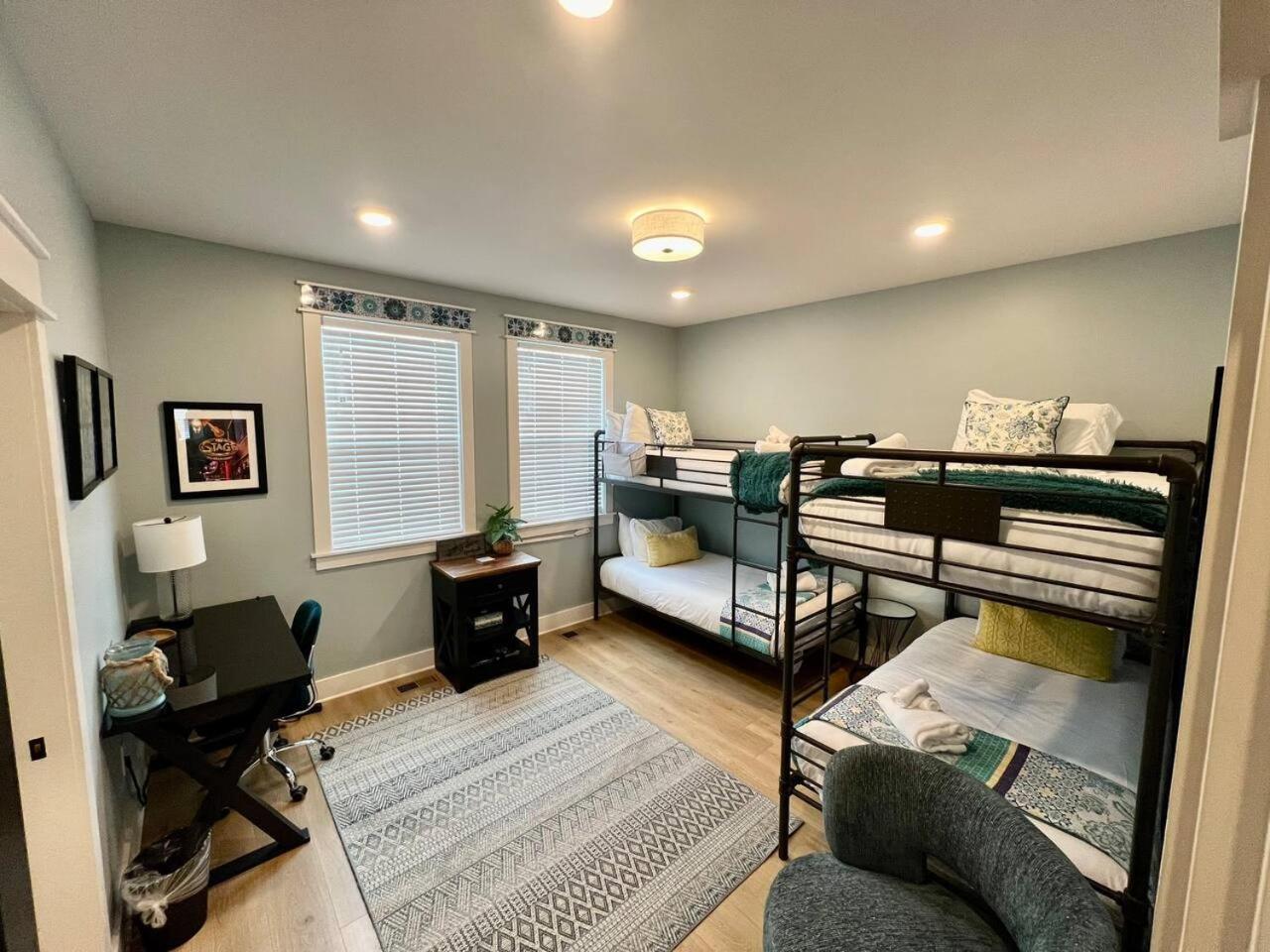 Holiday home Modern Downtown Brand New Great Location *