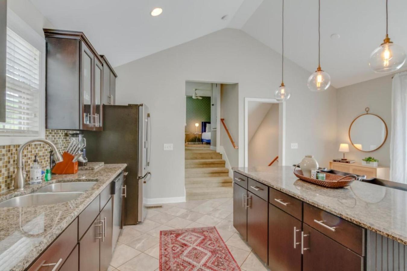 East Retreat Large Pool Outdoor Oasis Holiday home