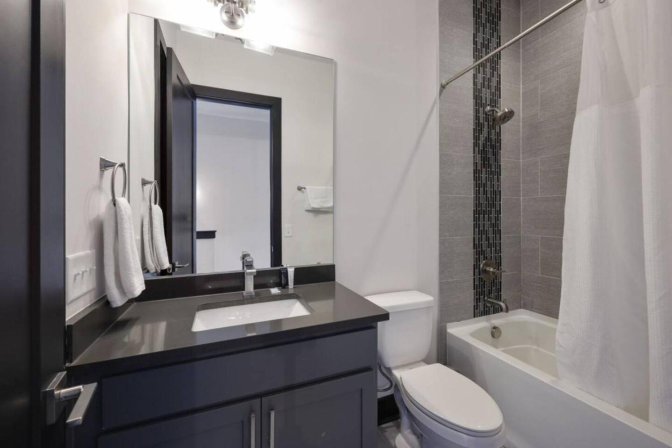 Rustic Elegance Rooftop Deck And Skyline Views Holiday home *