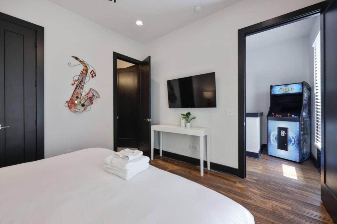 Holiday home Rustic Elegance Rooftop Deck And Skyline Views