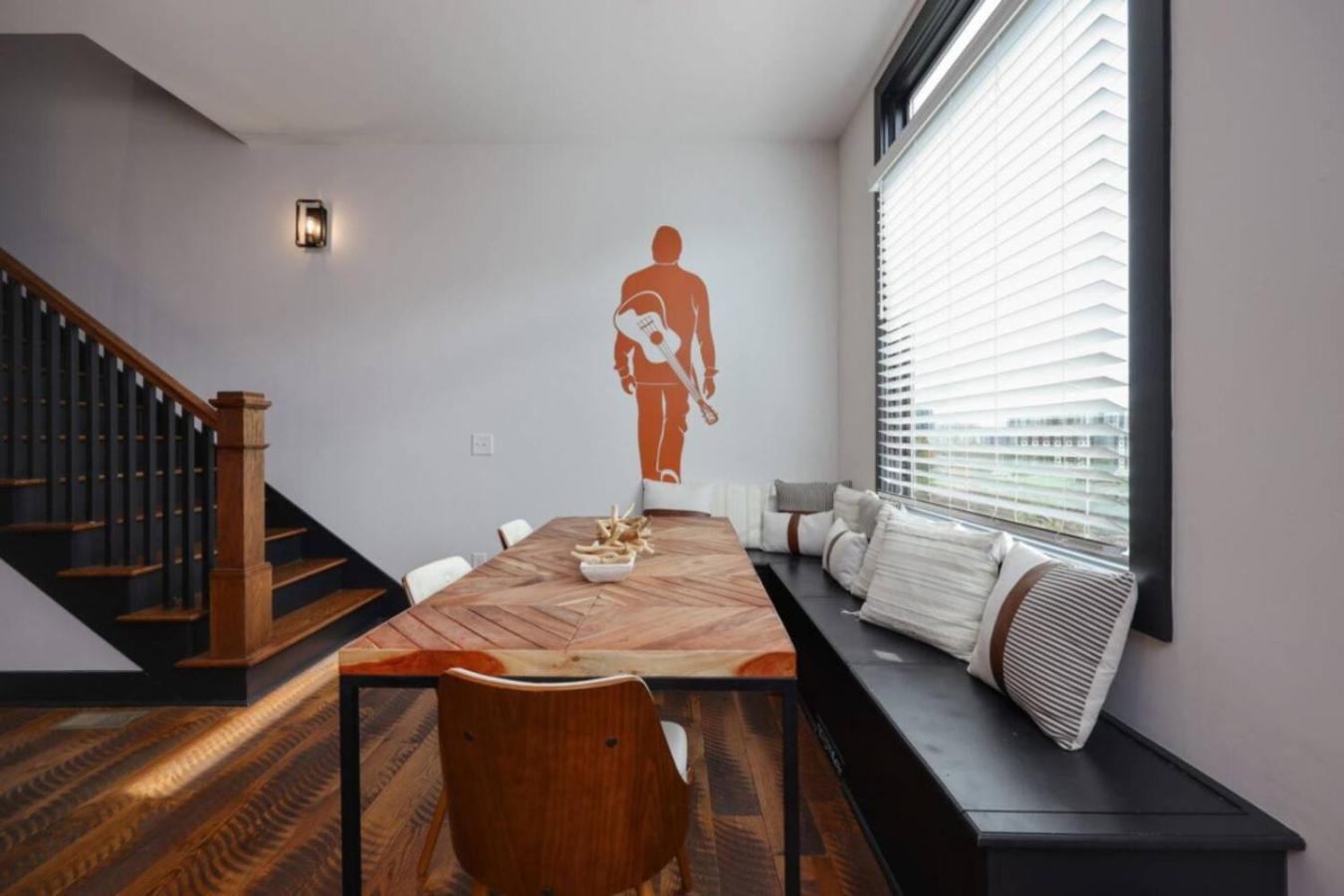 Rustic Elegance Rooftop Deck And Skyline Views Holiday home *