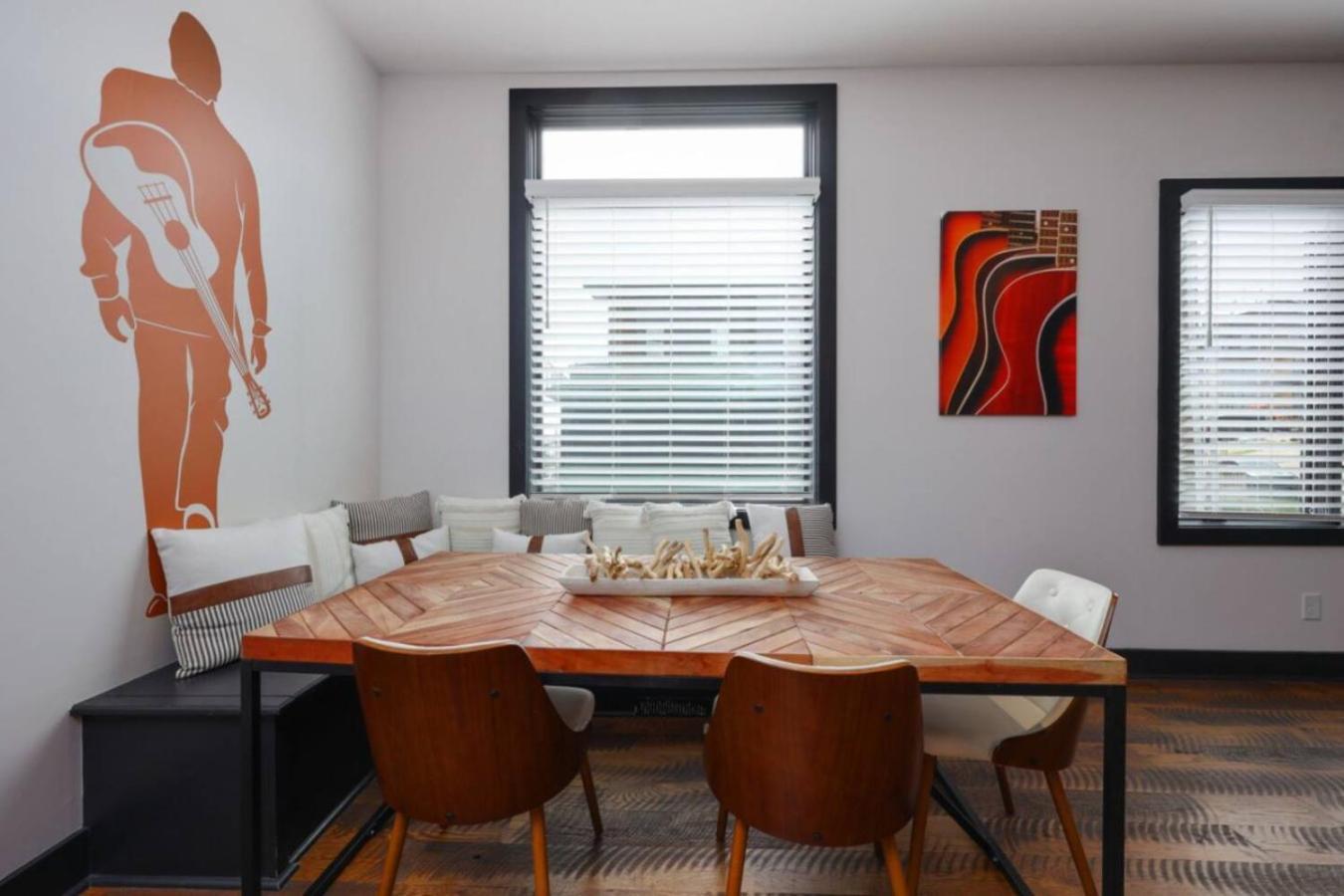 Rustic Elegance Rooftop Deck And Skyline Views Holiday home *