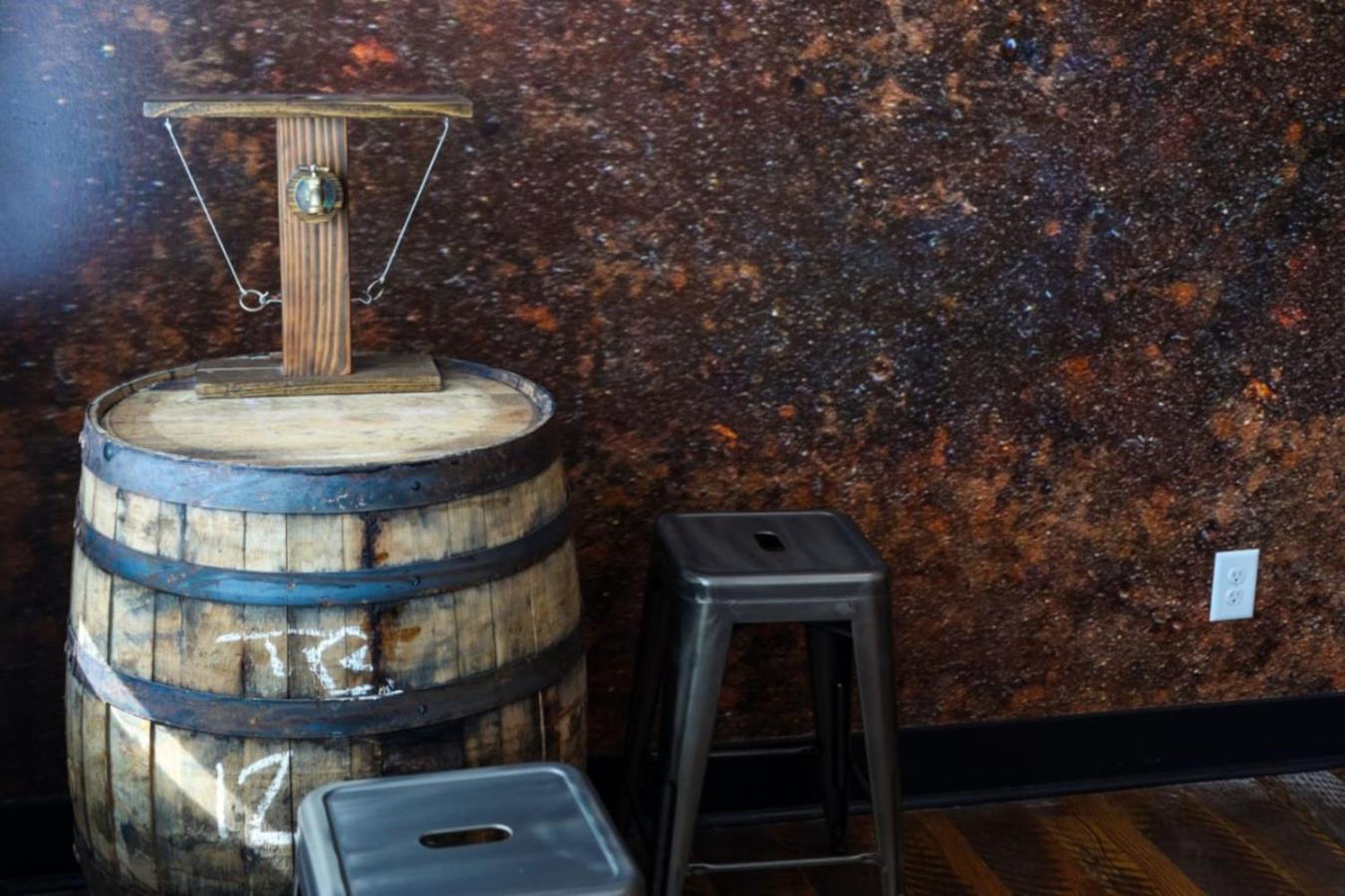 Rustic Elegance Rooftop Deck And Skyline Views *