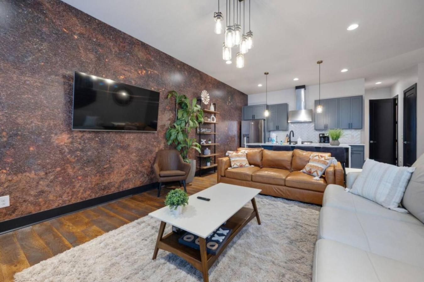 Rustic Elegance Rooftop Deck And Skyline Views Holiday home