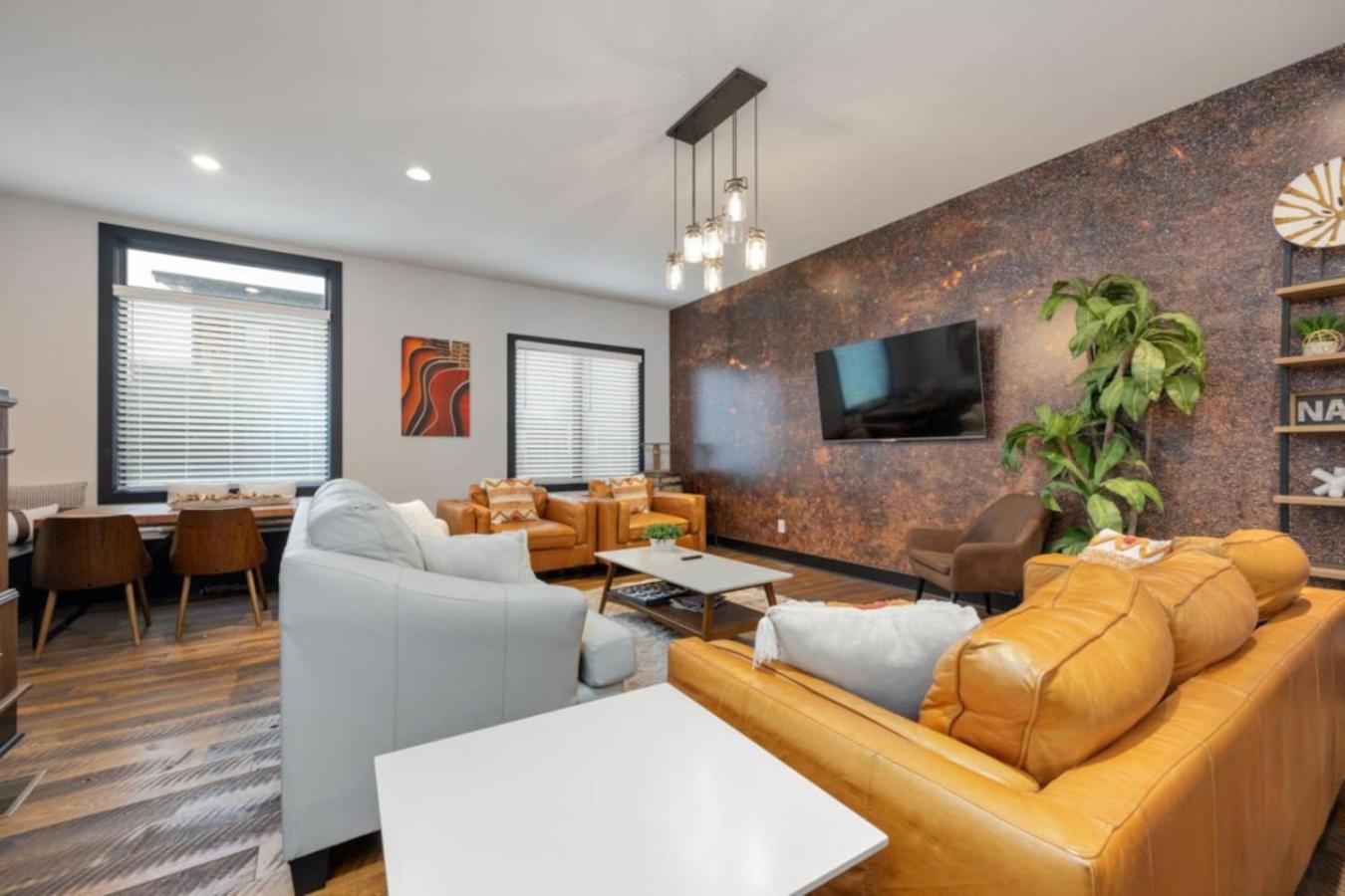 Rustic Elegance Rooftop Deck And Skyline Views *