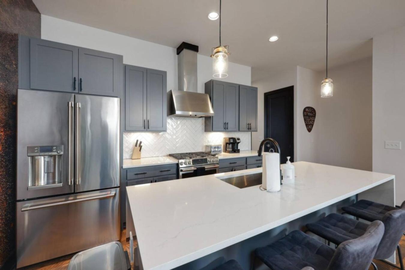 Holiday home Rustic Elegance Rooftop Deck And Skyline Views *