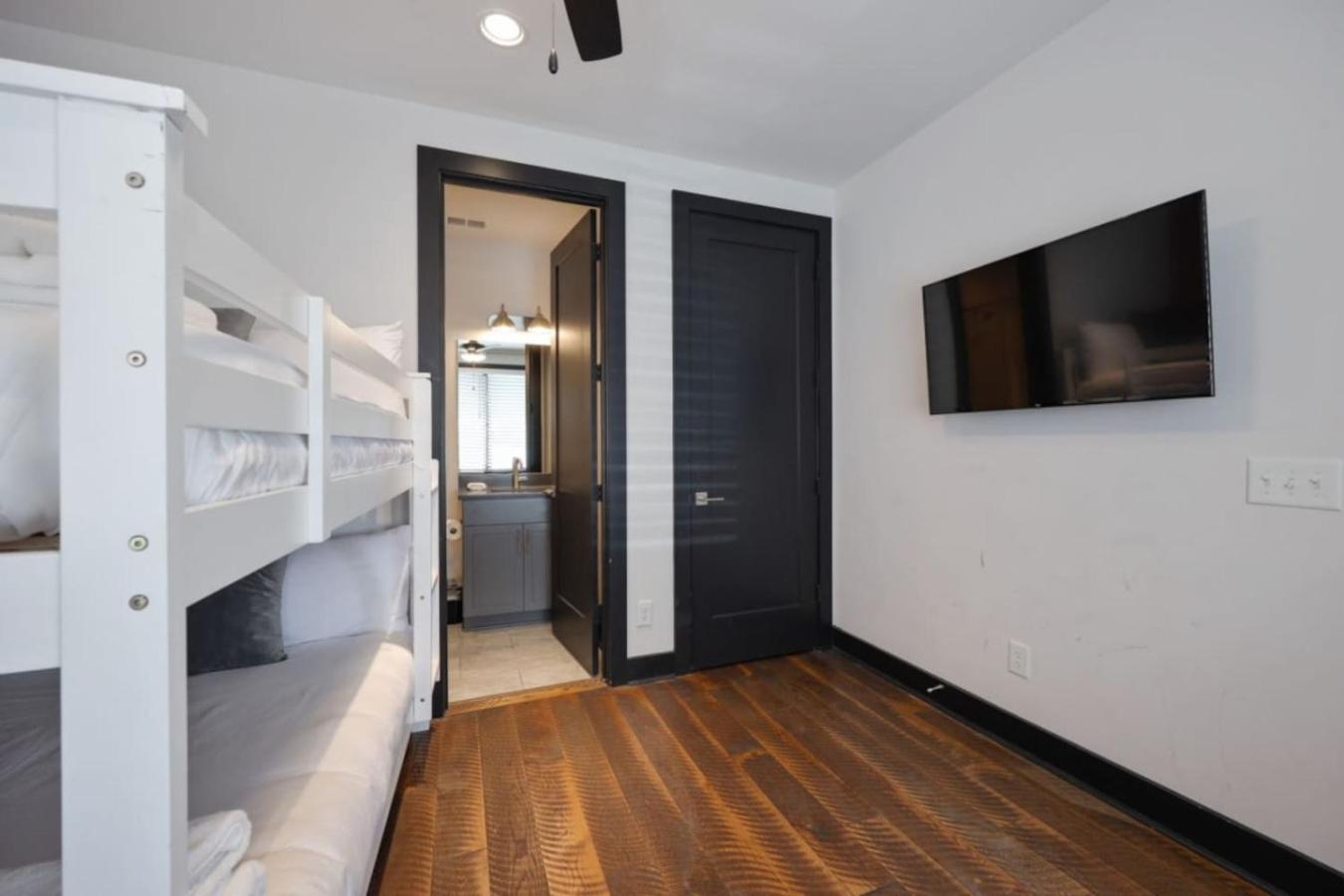 Rustic Elegance Rooftop Deck And Skyline Views Holiday home *