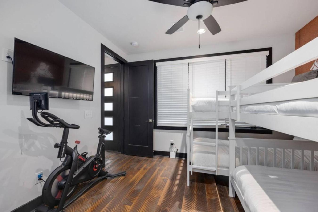 Rustic Elegance Rooftop Deck And Skyline Views Holiday home *