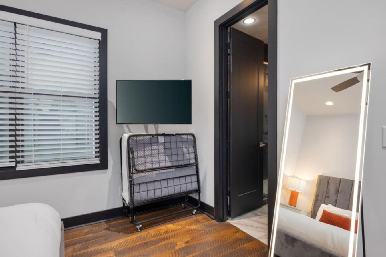 Rustic Elegance Rooftop Deck And Skyline Views Holiday home