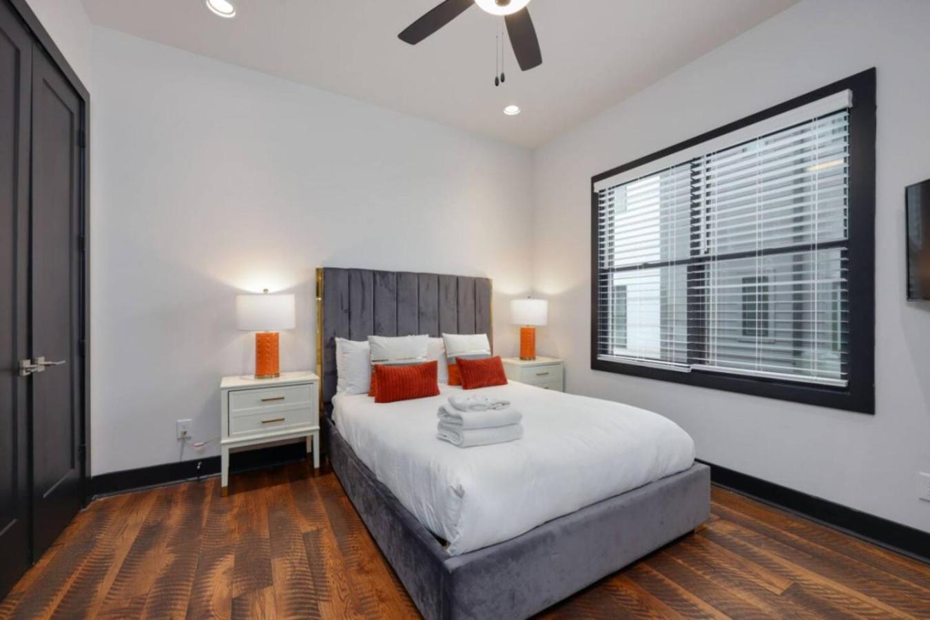 Rustic Elegance Rooftop Deck And Skyline Views Holiday home *