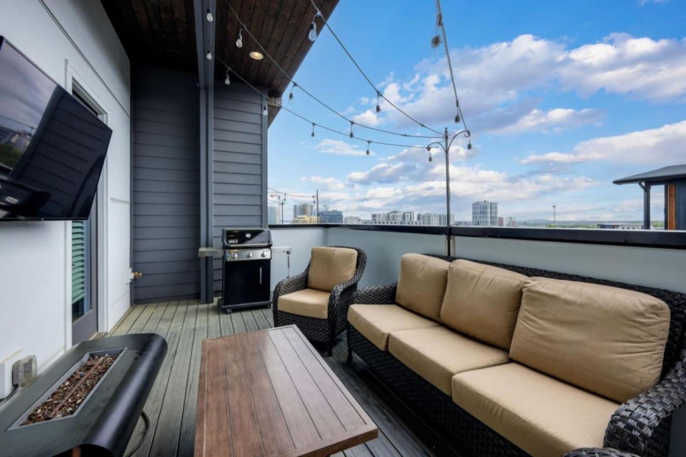 Rustic Elegance Rooftop Deck And Skyline Views Holiday home *