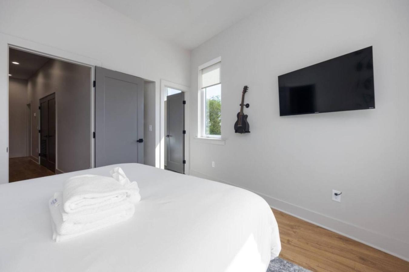 Music Four Bedrooms Four Bathrooms Stunning Rooftop Holiday home