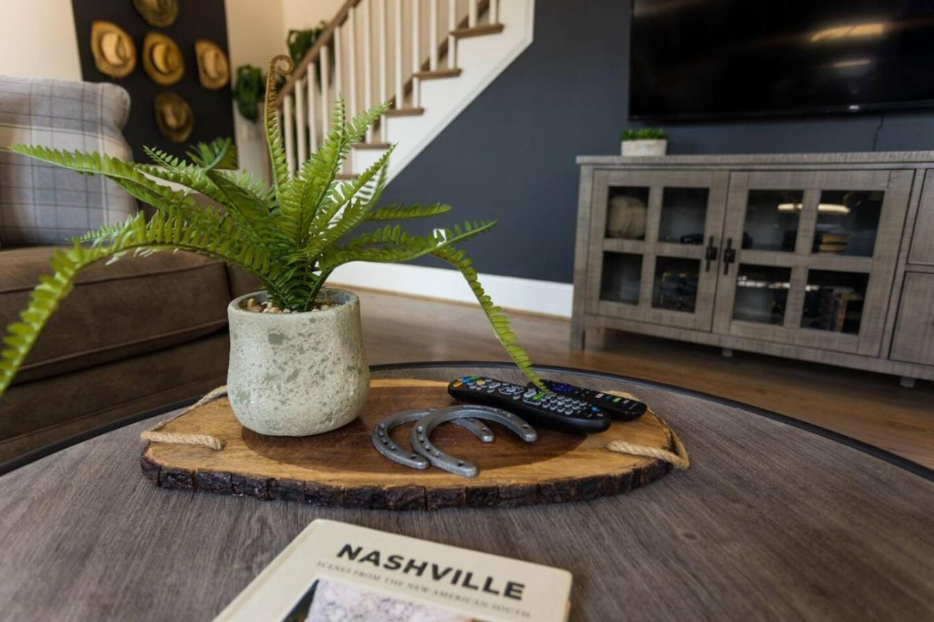 Downtown Luxury Large Townhome Lots Of Beds Holiday home Nashville