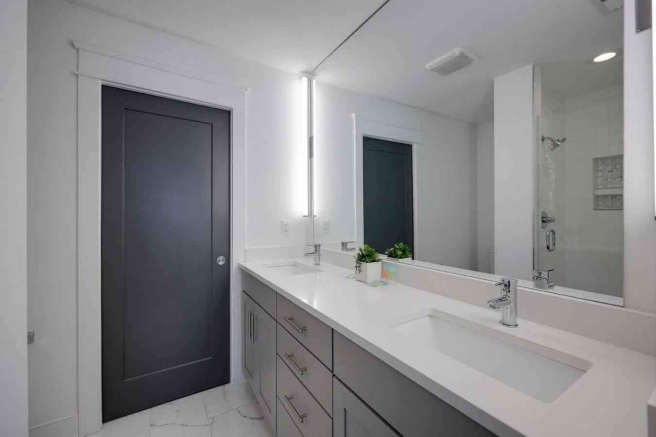 Two Spectacular Homes For Twenty Guests With Outdoor Patio