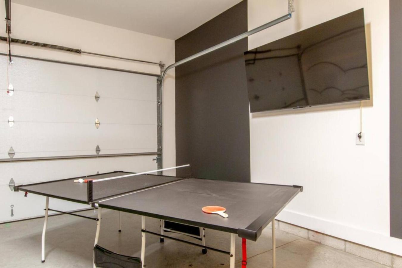 Skyline Serenity Rooftop Patio With Ping Pong Holiday home *