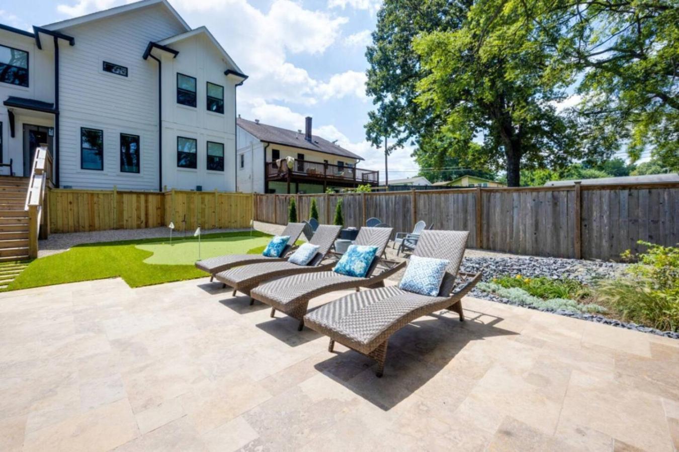 East Bliss Pool And Putt Putt Paradise Holiday home *