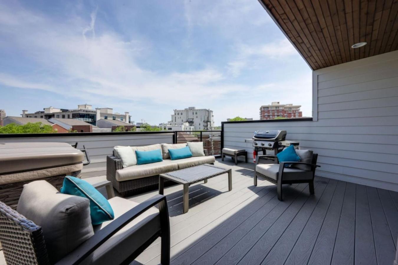 Metro Charm - Rooftop Lounge - Hot Tub Holiday home *