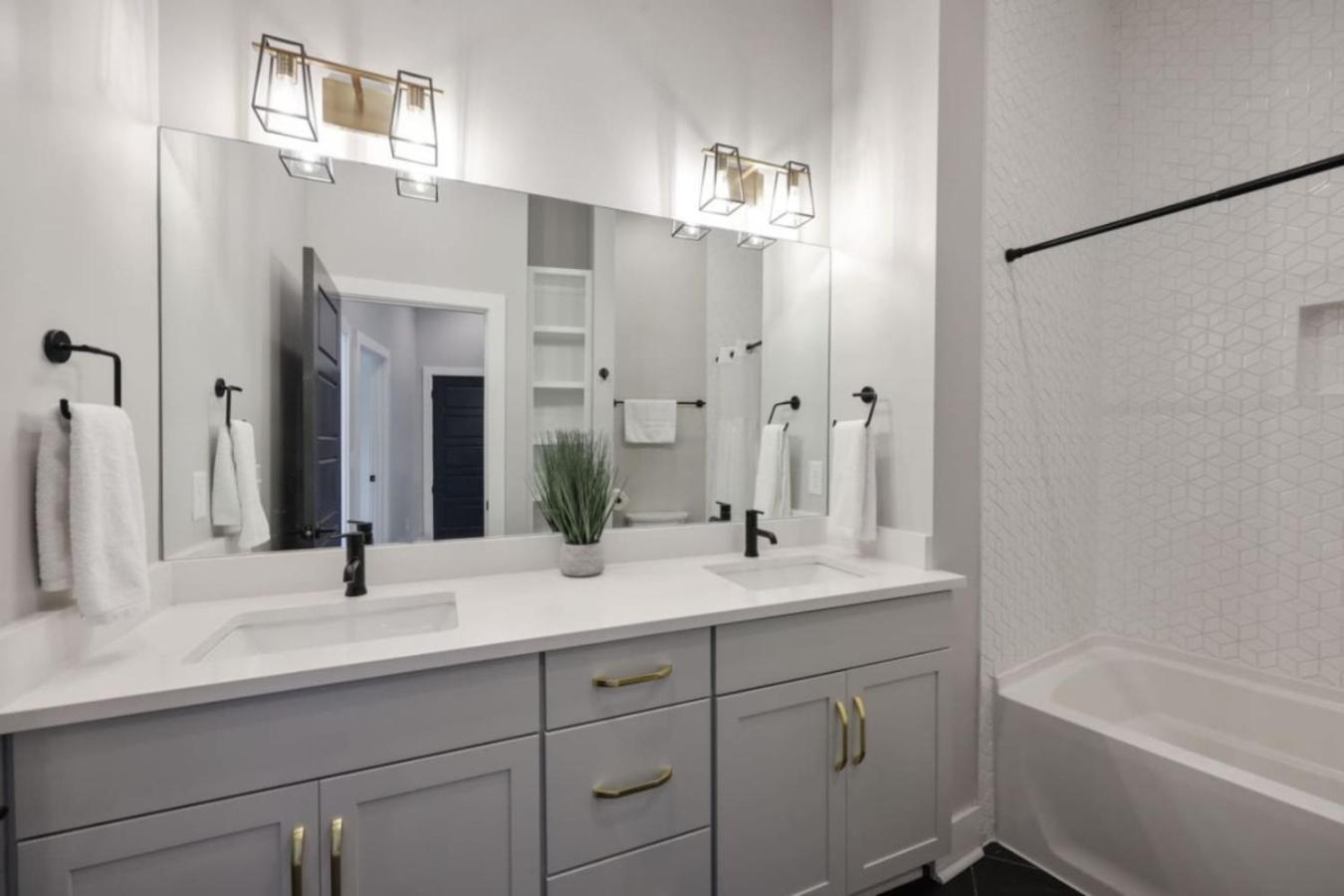 Metro Charm - Rooftop Lounge - Hot Tub *