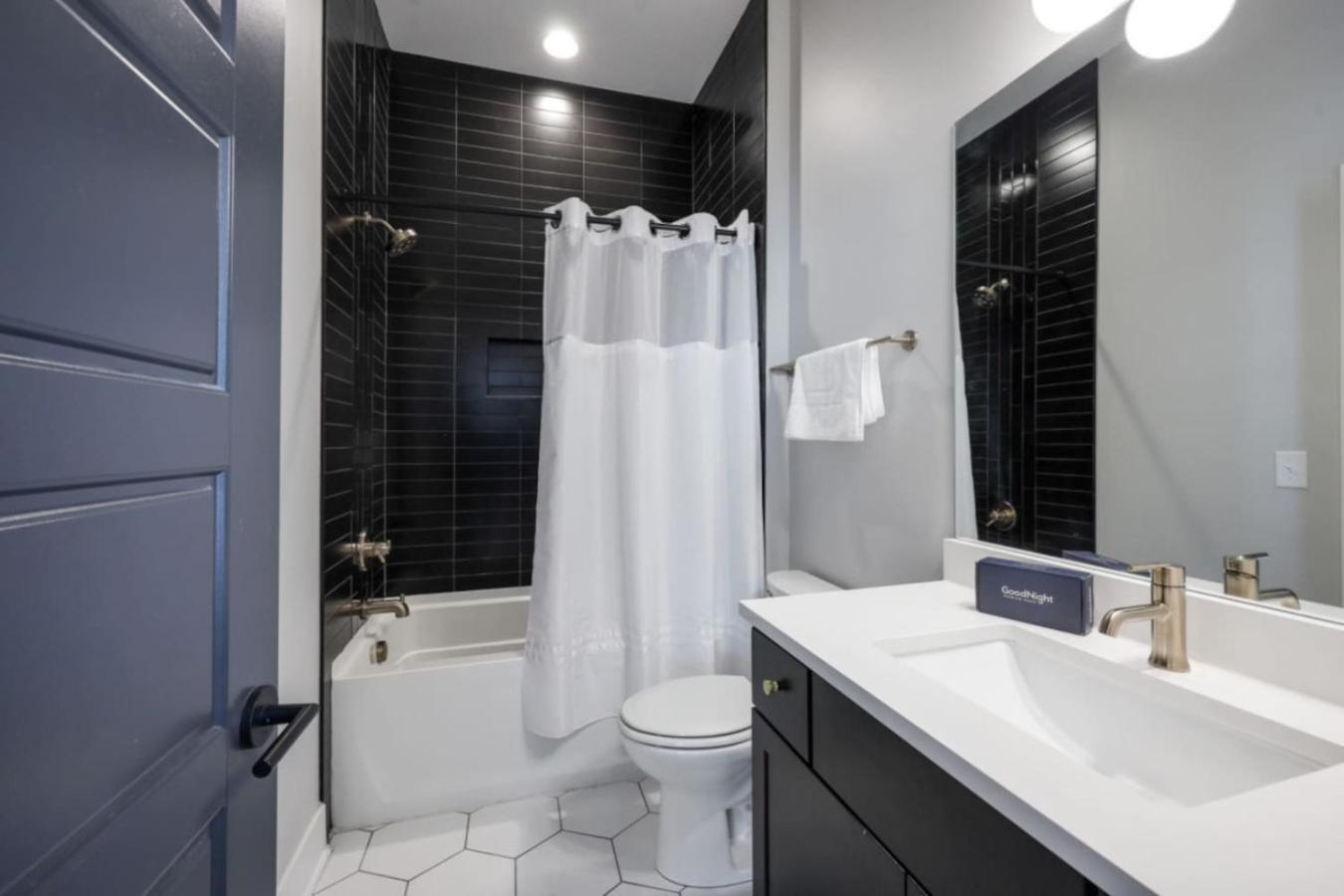 Metro Charm - Rooftop Lounge - Hot Tub Holiday home