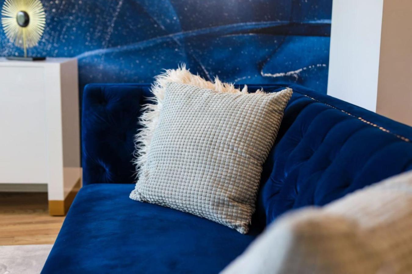 Metro Charm - Rooftop Lounge - Hot Tub Holiday home *