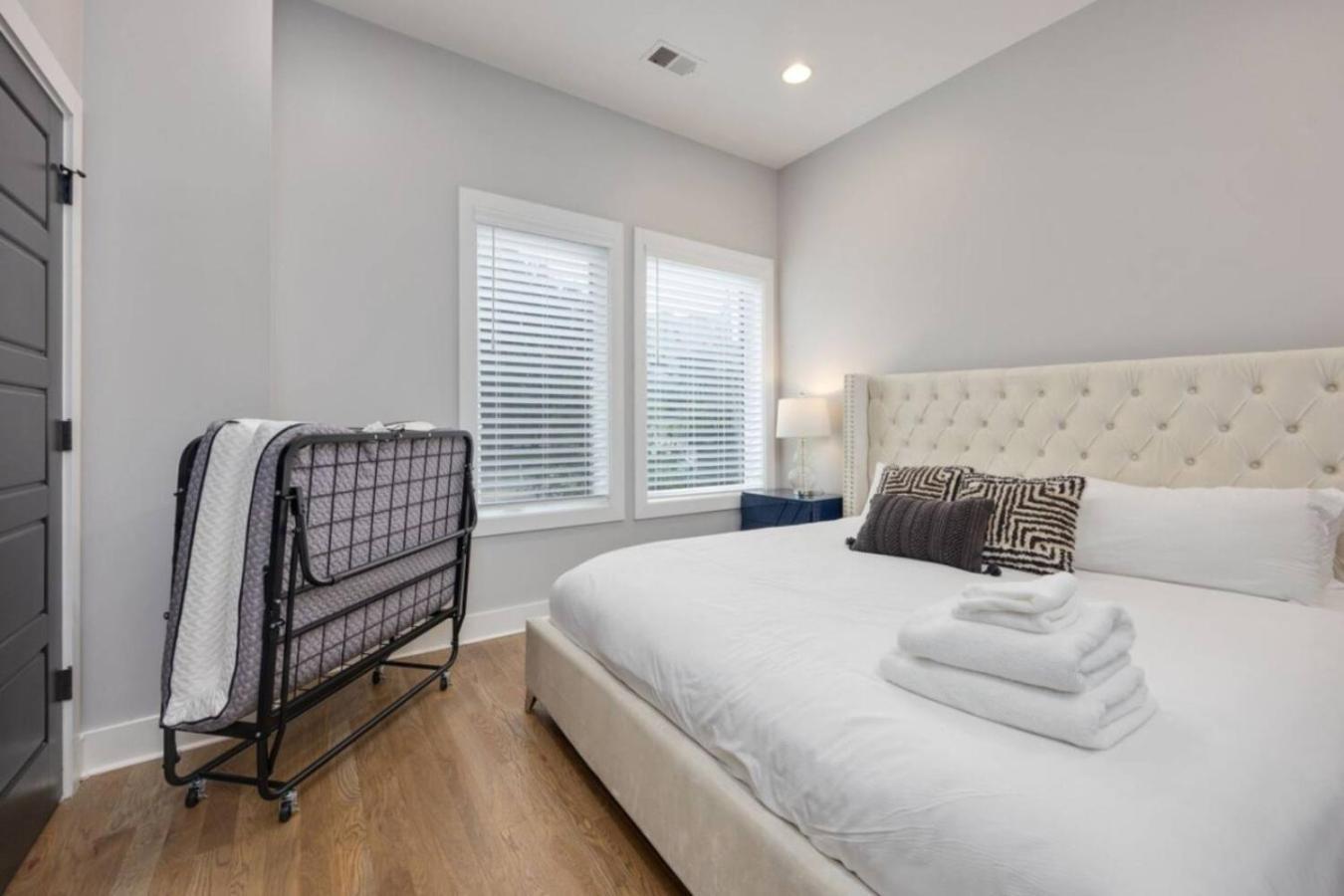 Metro Charm - Rooftop Lounge - Hot Tub Holiday home *