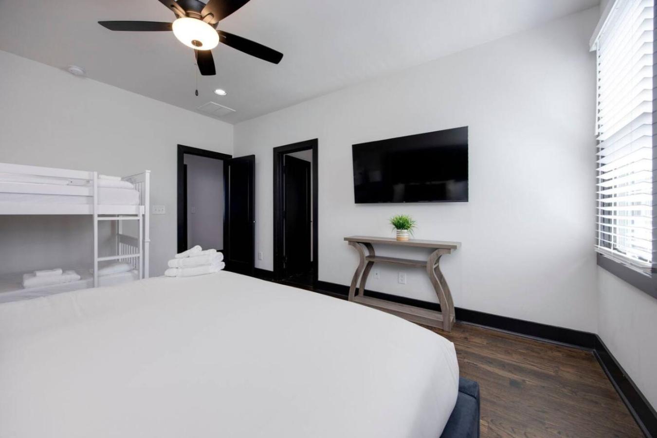 Two Townhomes- Rooftop Lounge- Hot Tub- Views Holiday home