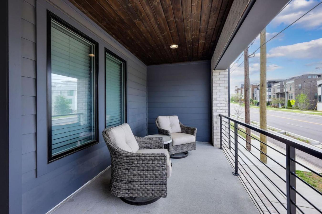 Two Townhomes- Rooftop Lounge- Hot Tub- Views Holiday home