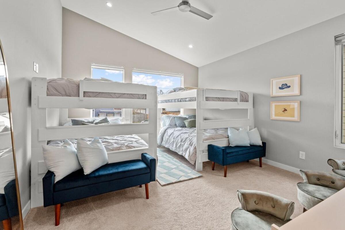 Private Heated Pool, Hot Tub-minutes From Broadway Holiday home