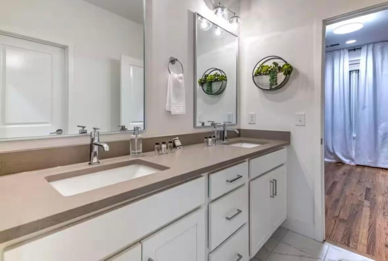 Holiday home New 4bdrm House With Views, Pool Table, 5min To Downtown! Sleeps 22! *