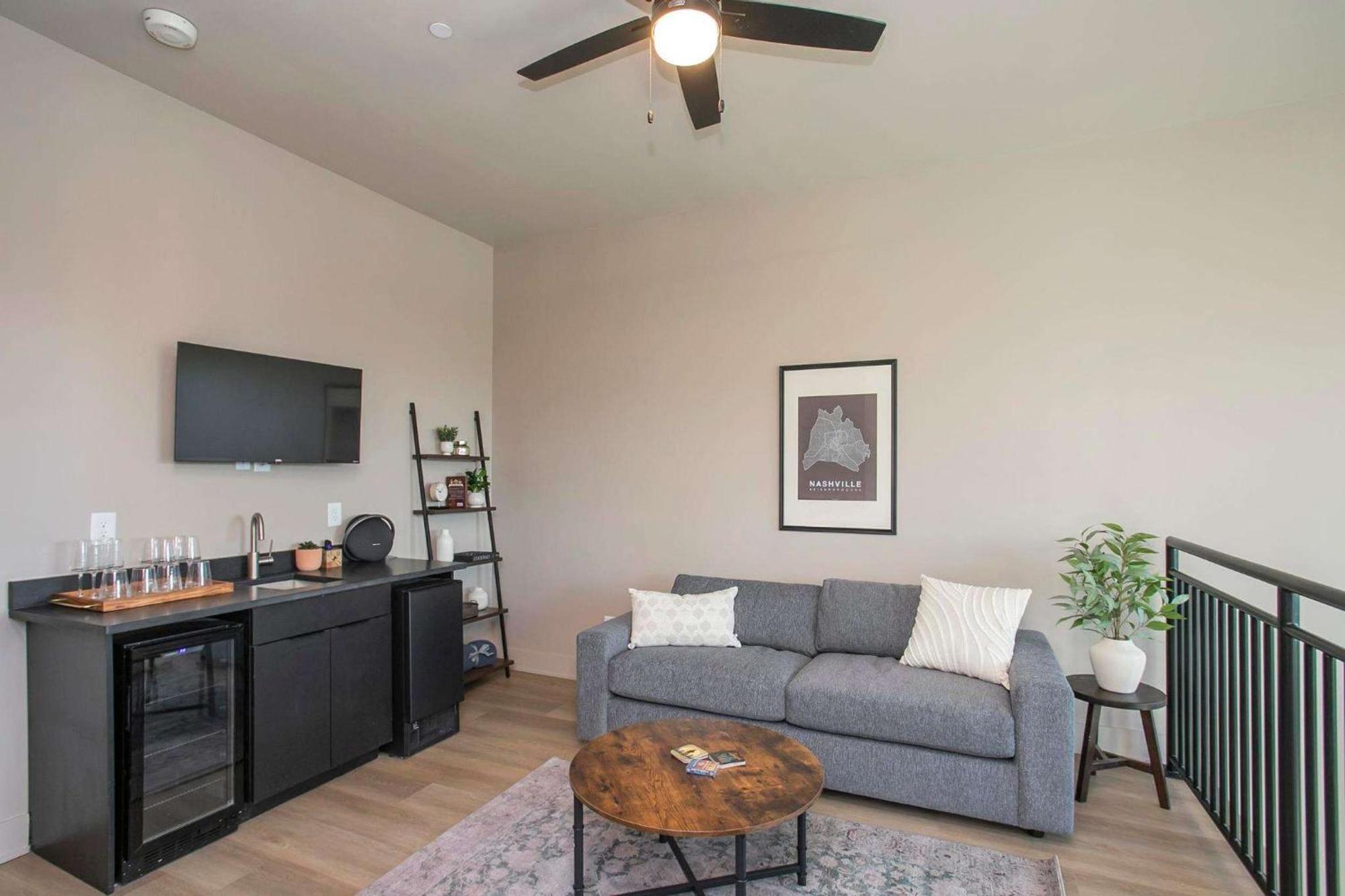 Chic 2br With Loft In East Nash Sleeps 6 *